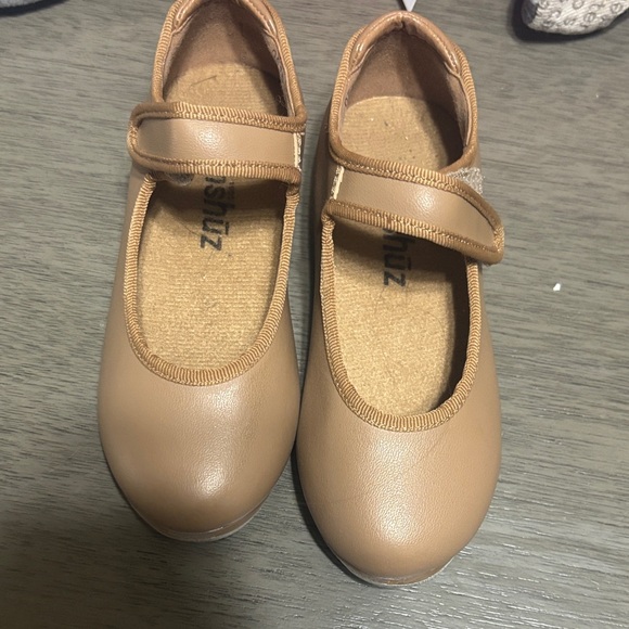 Classic Tan girls size 9.5 tan janshuz tap shoes in excellent condition - Picture 1 of 7